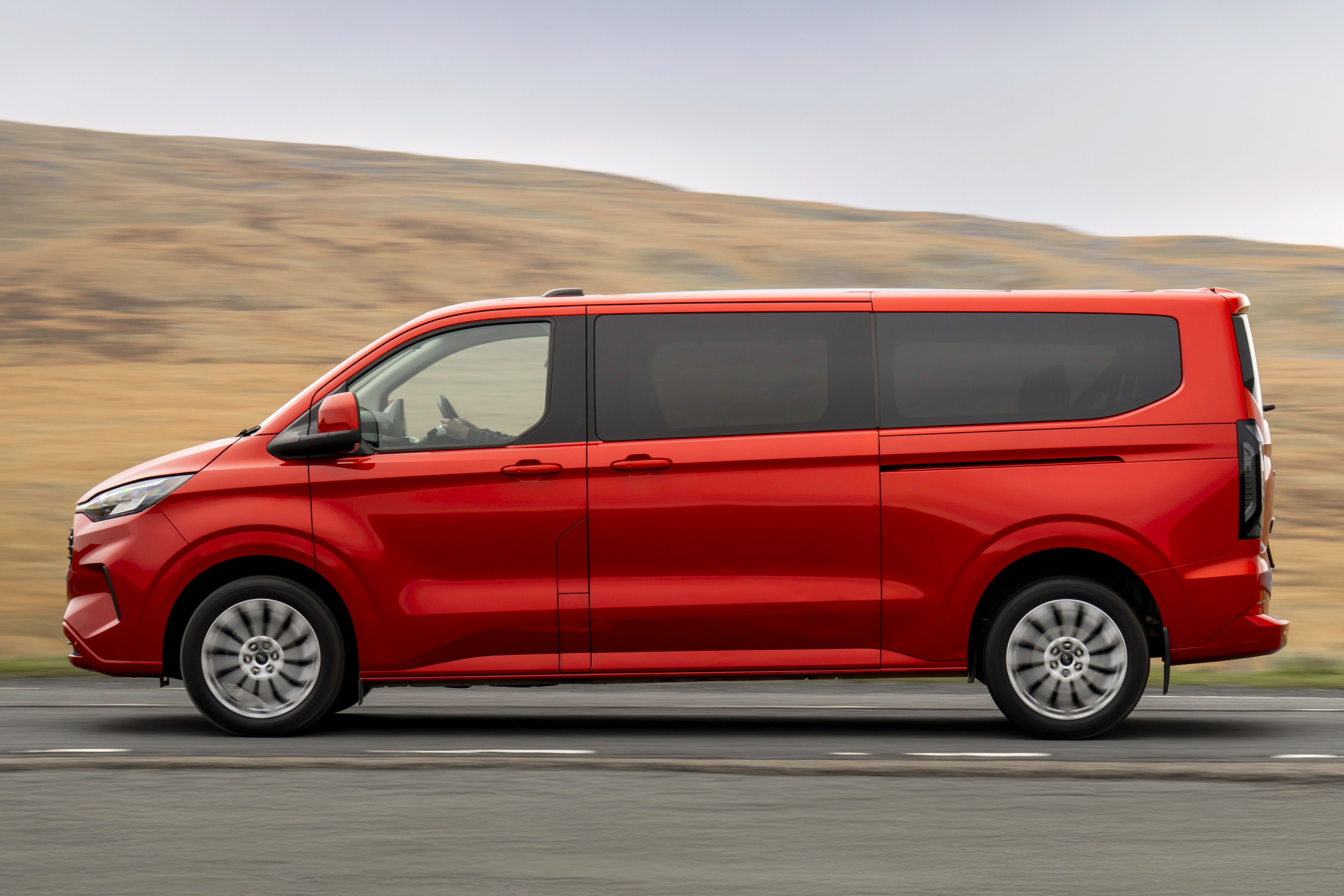 Ford_E_Tourneo_Custom_2025_001.jpg