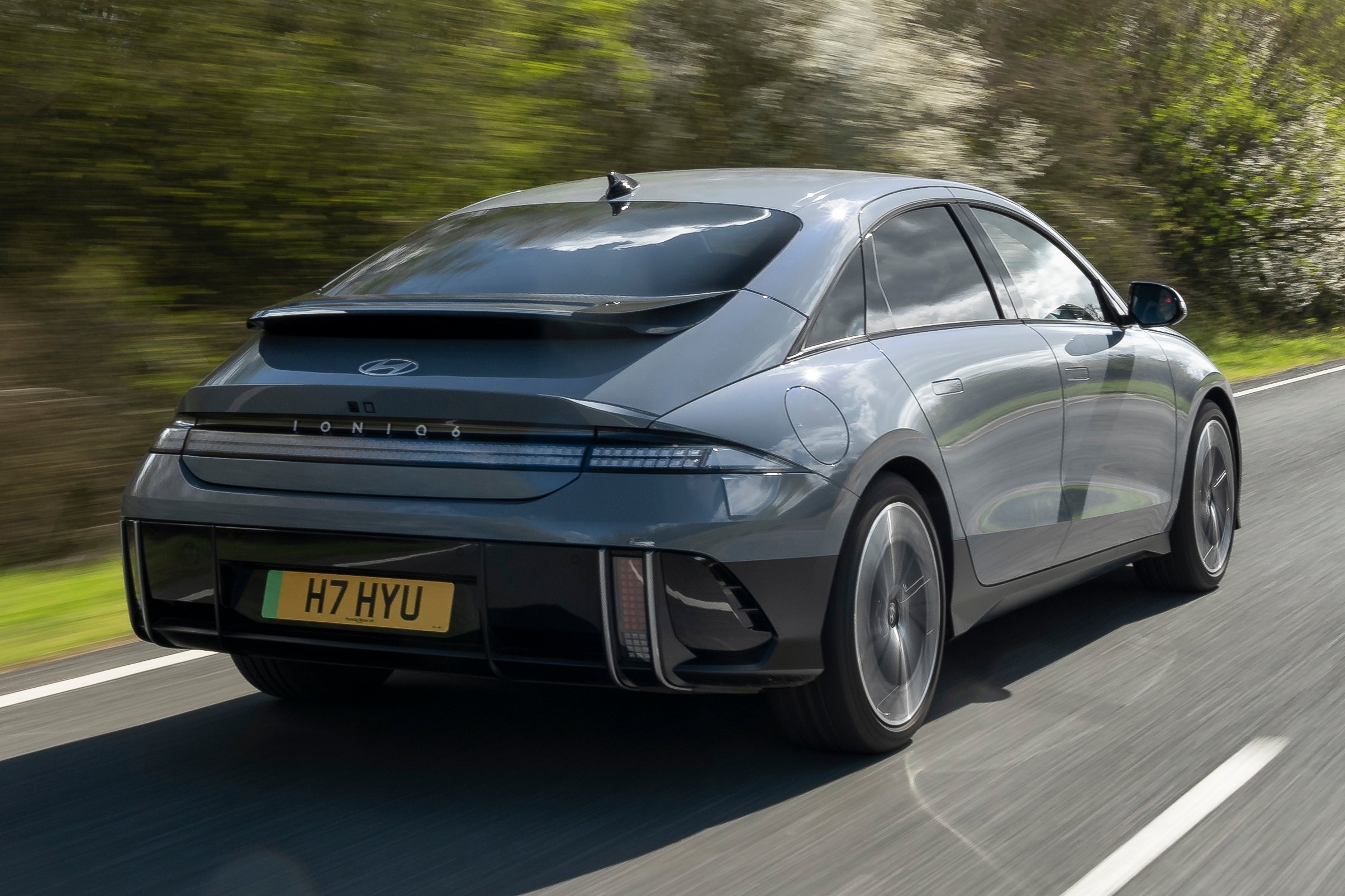Hyundia_Ioniq6_4.jpg