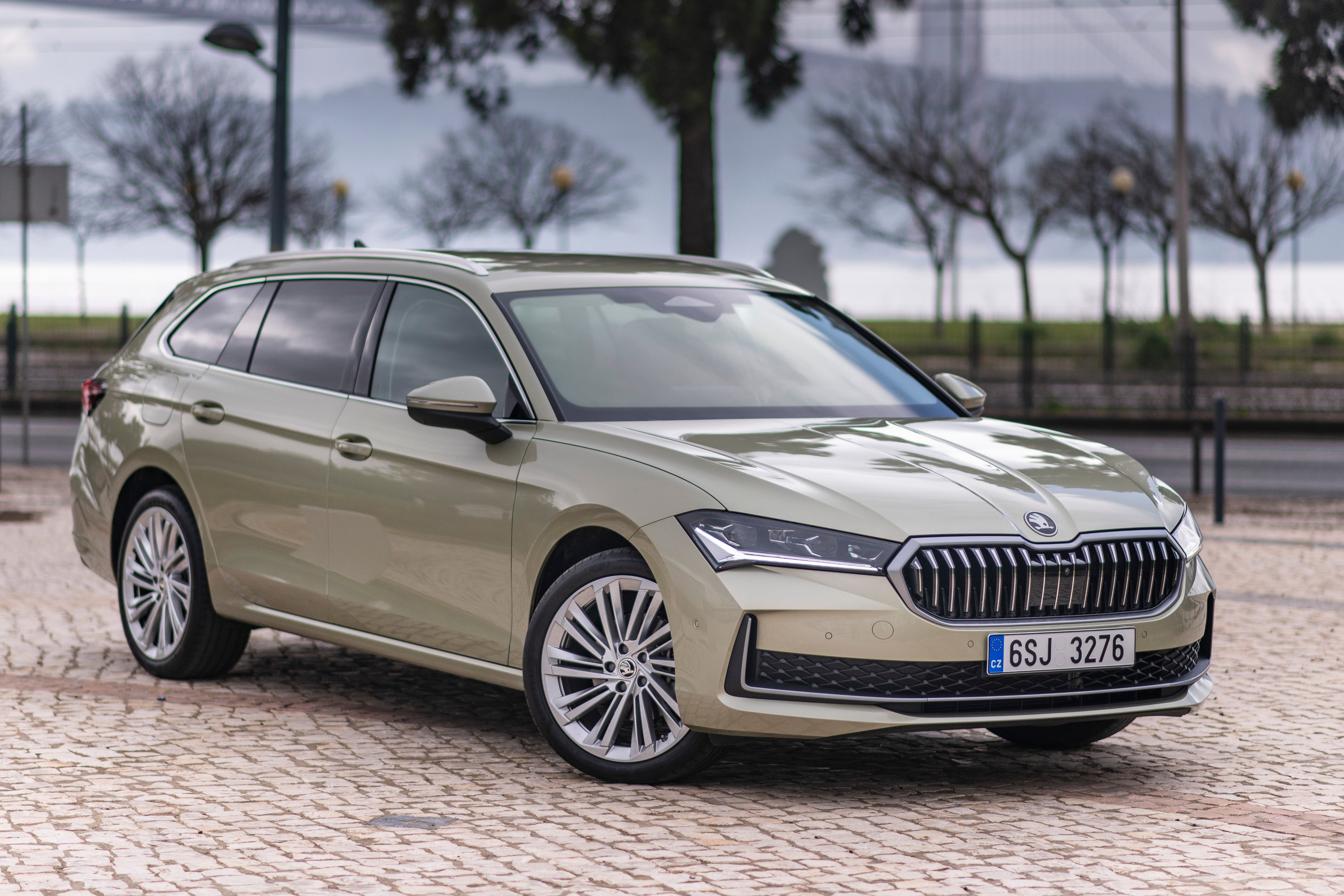 Skoda_Superb_Estate_10.jpg