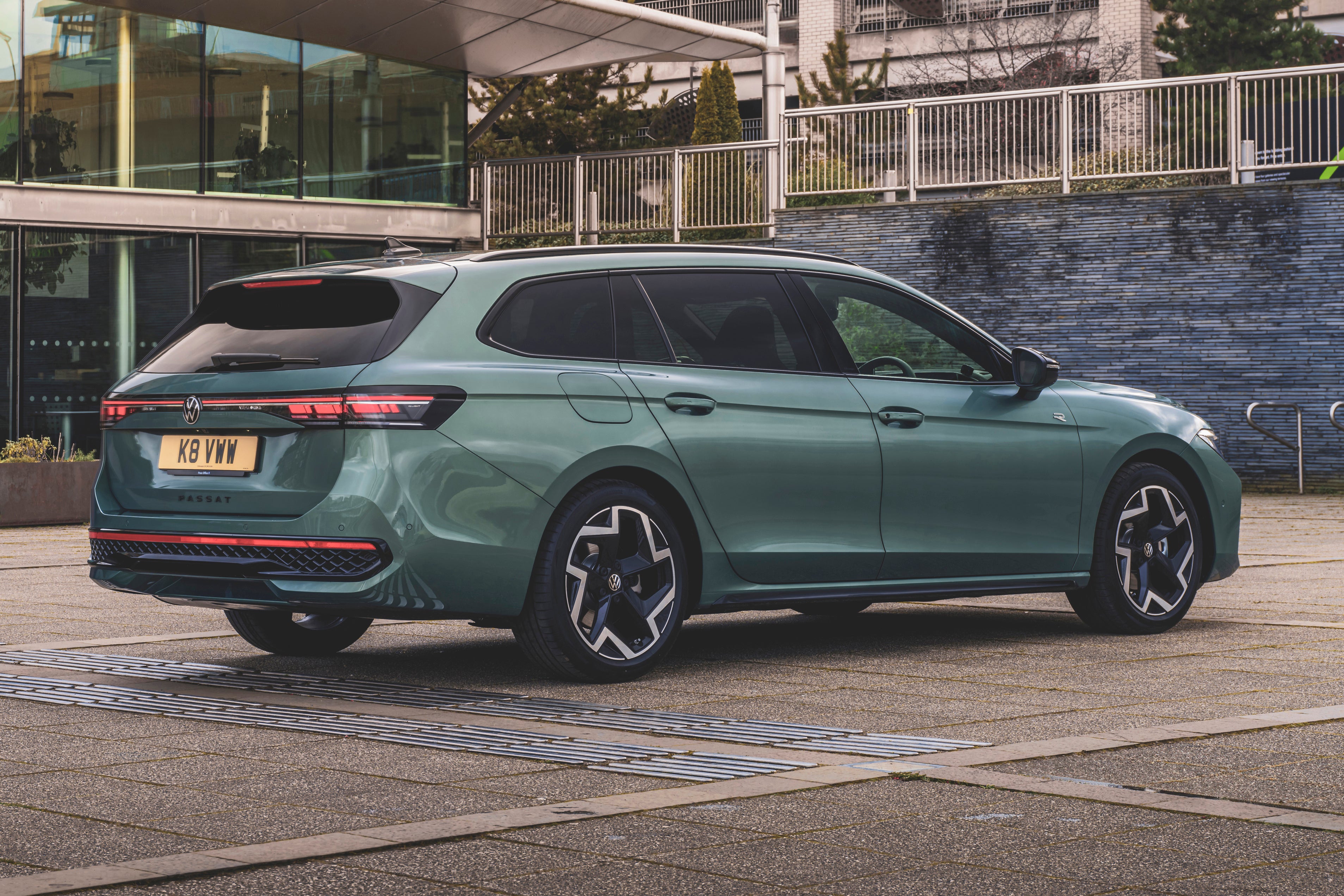 VW_Passat_Estate_2024_9.jpg