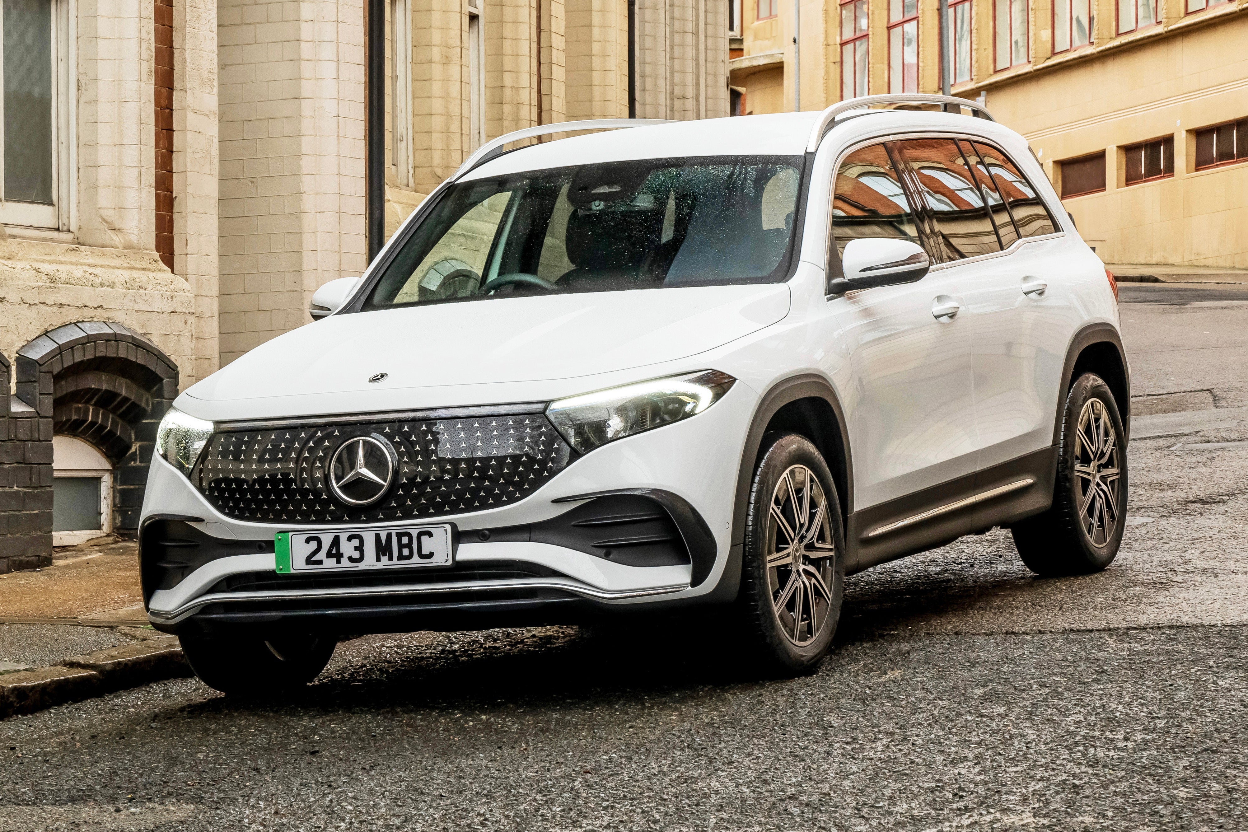 Mercedes_EQB_5.jpg