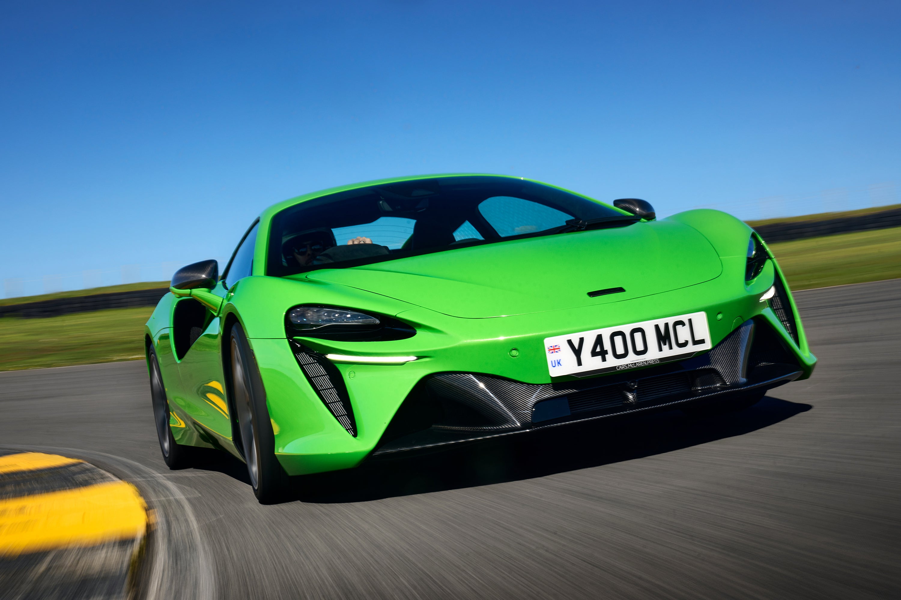 Original-16670-McLarenArturaMY252.jpg