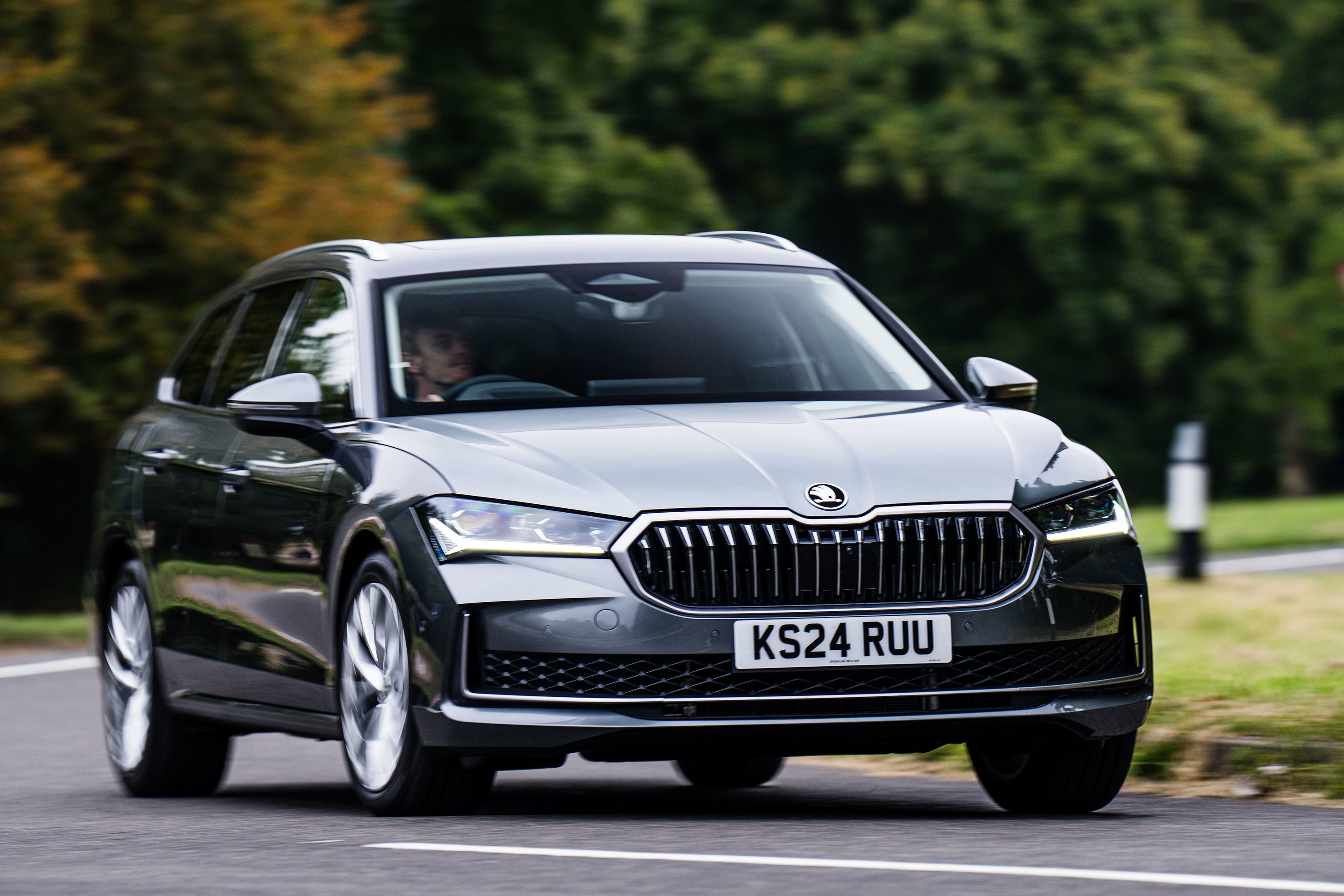 Skoda_Superb_Estate_UK_10.jpg
