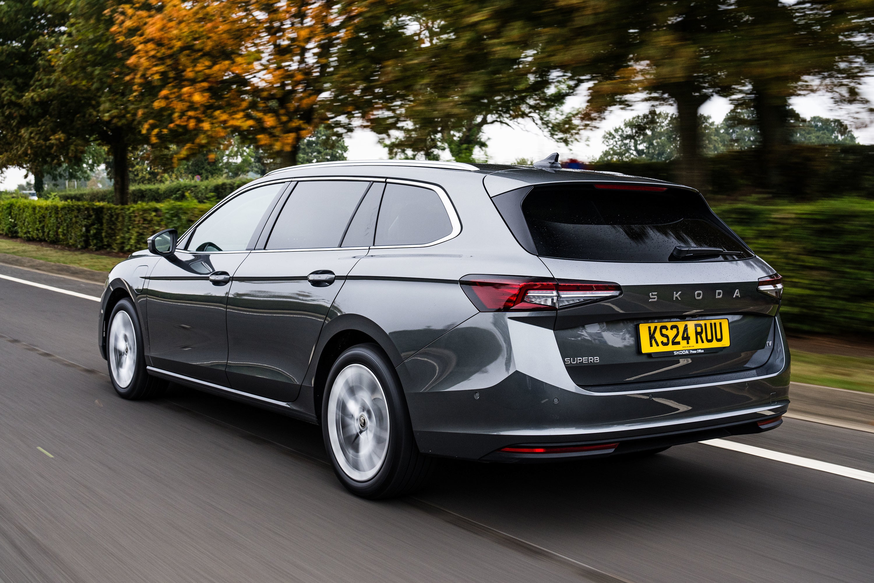Skoda_Superb_Estate_UK_7.jpg