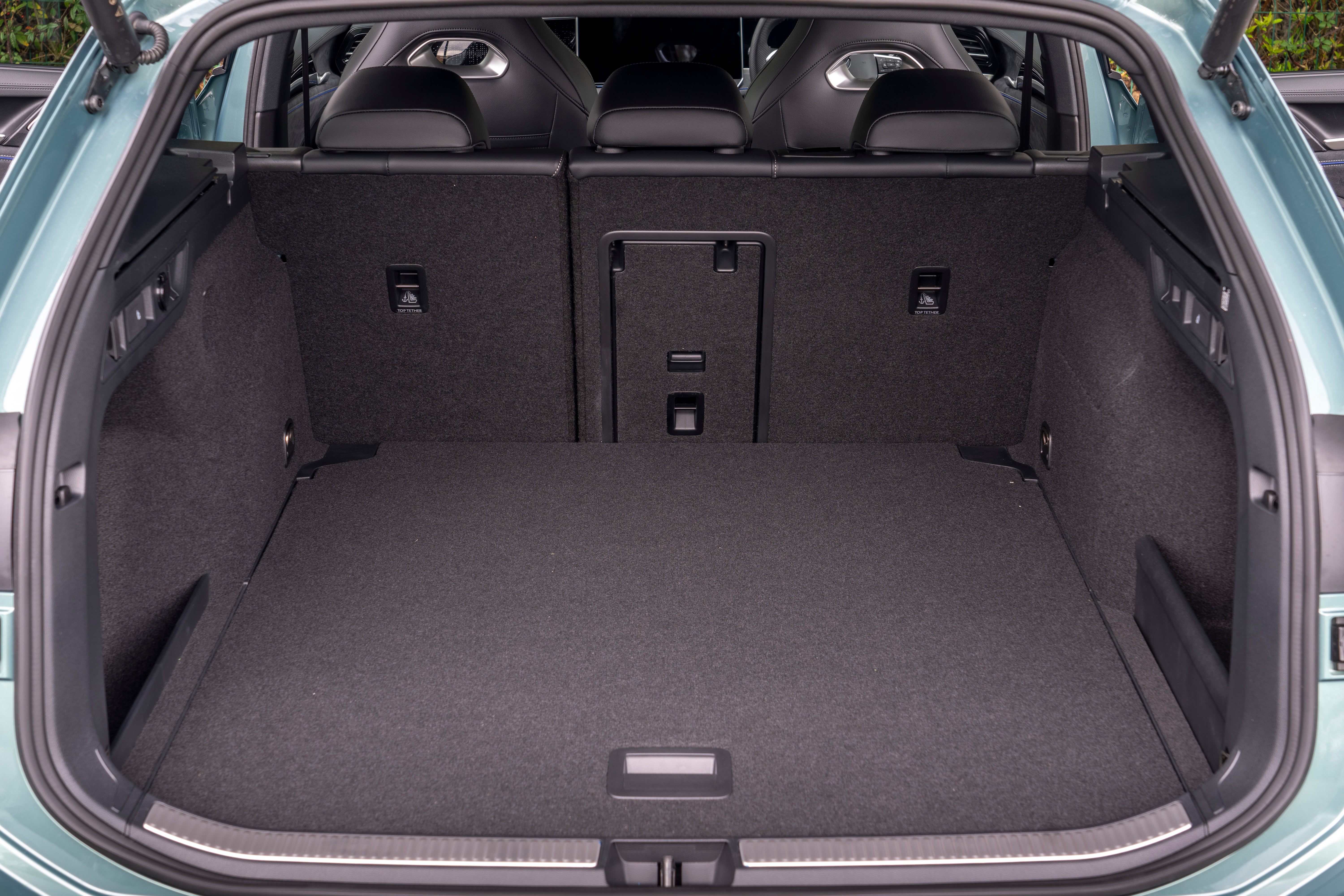 VW_Passat_Estate_2024_2.jpg