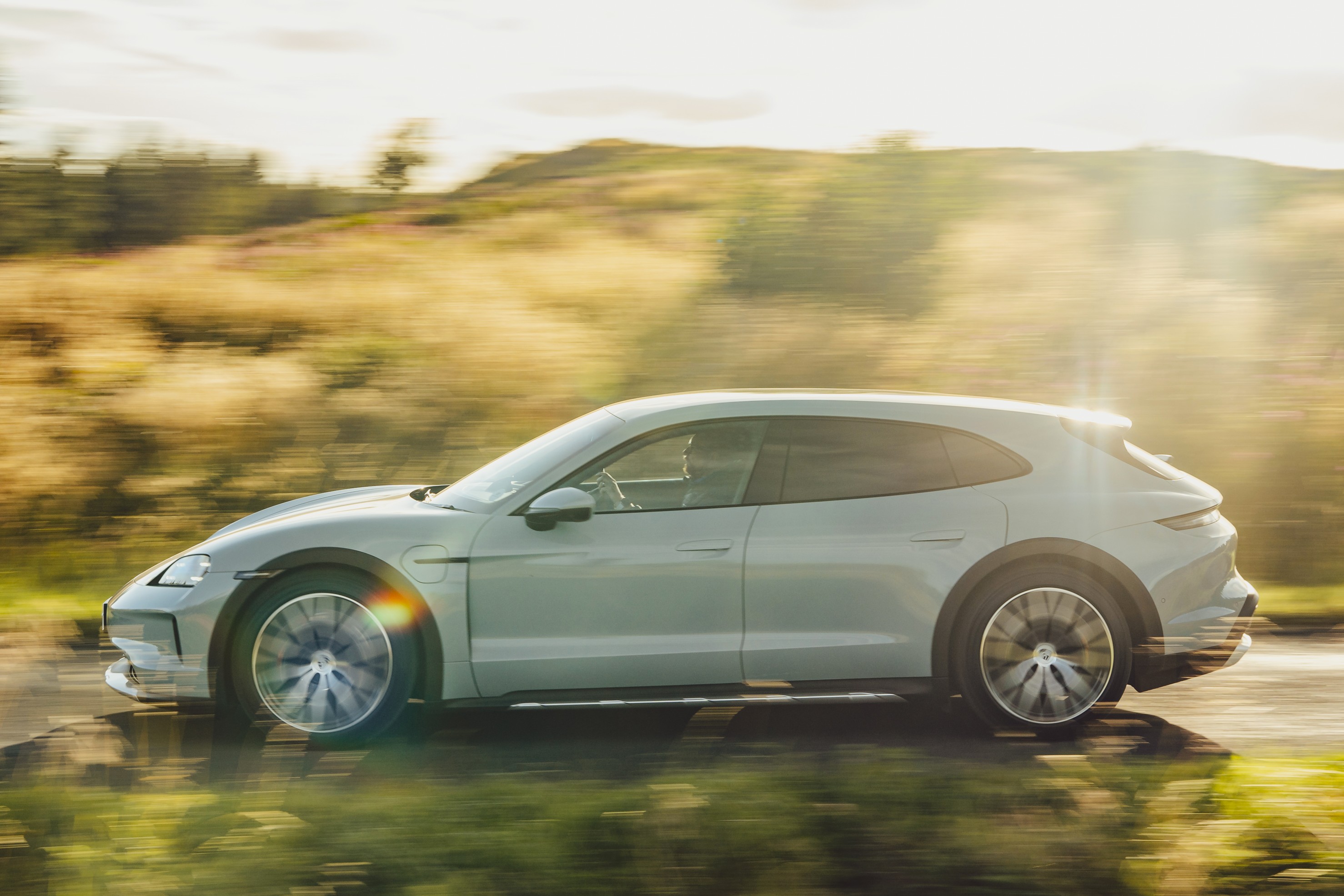 Porsche_Taycan_Cross_Turismo_2025_001.jpg