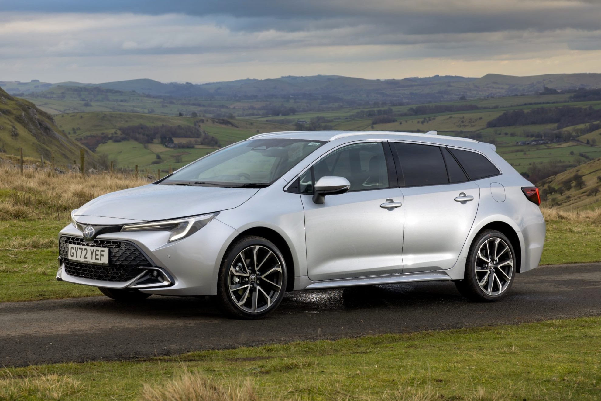 Toyota_Corolla_Touring_Sports_2023_001.jpg