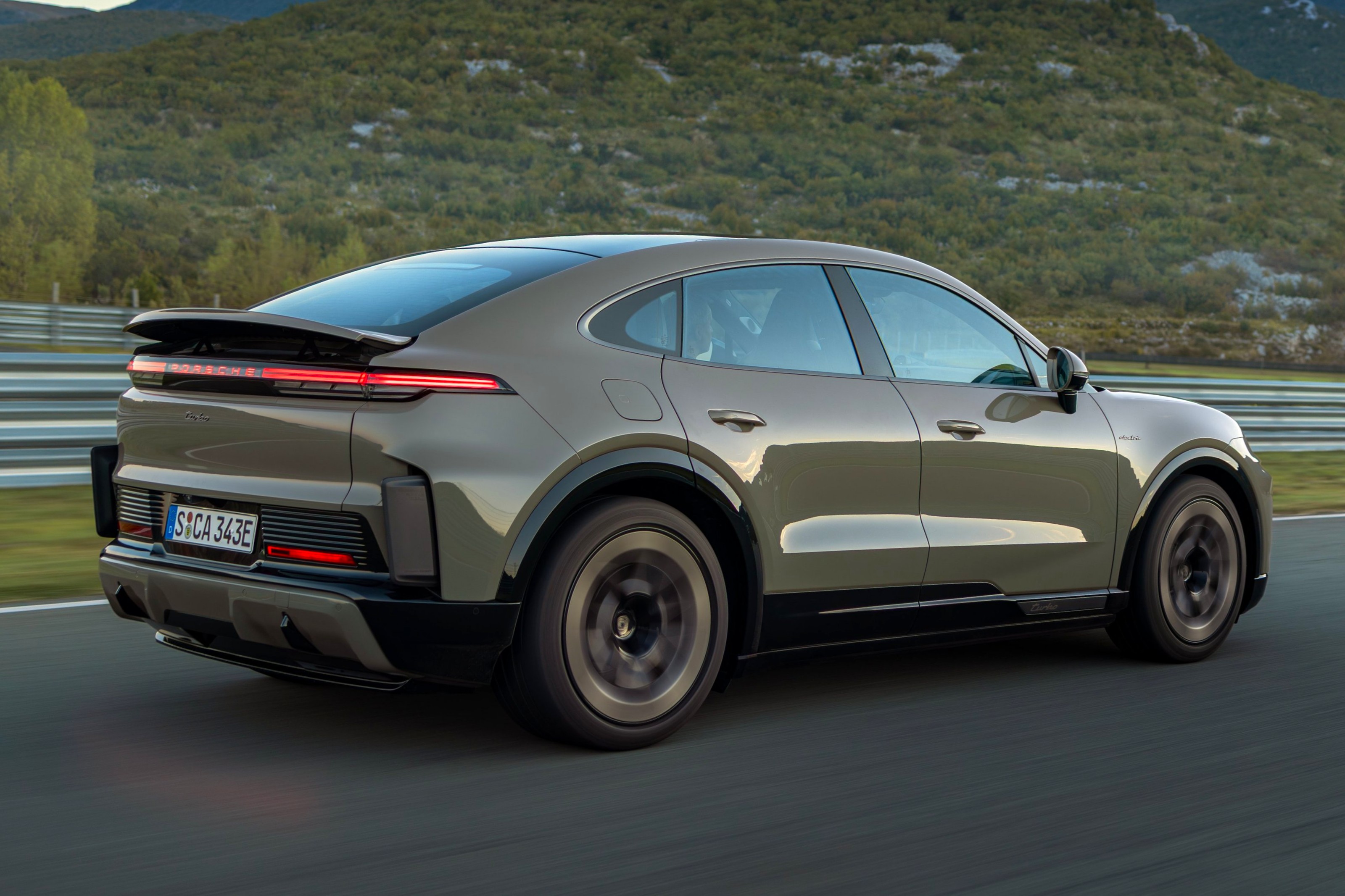 Porsche_Cayenne_Coupe_Electric_2026_002.jpg