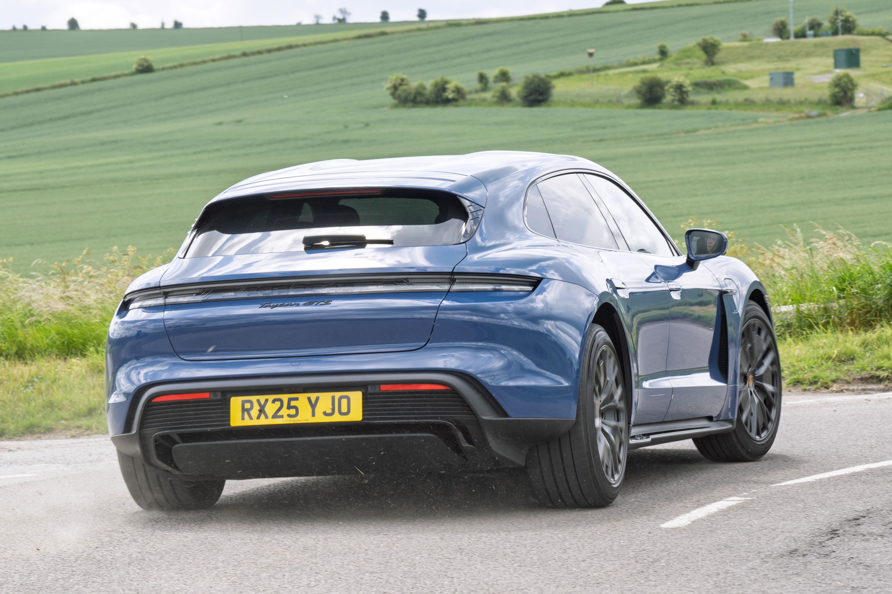 Porsche_Taycan_Sport_Turismo_2025_001.jpg